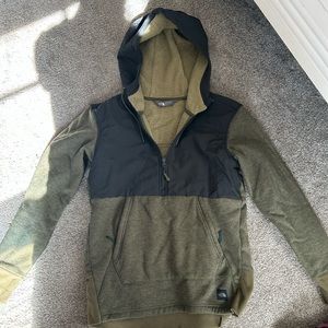 Women’s North Face Half Zip size small